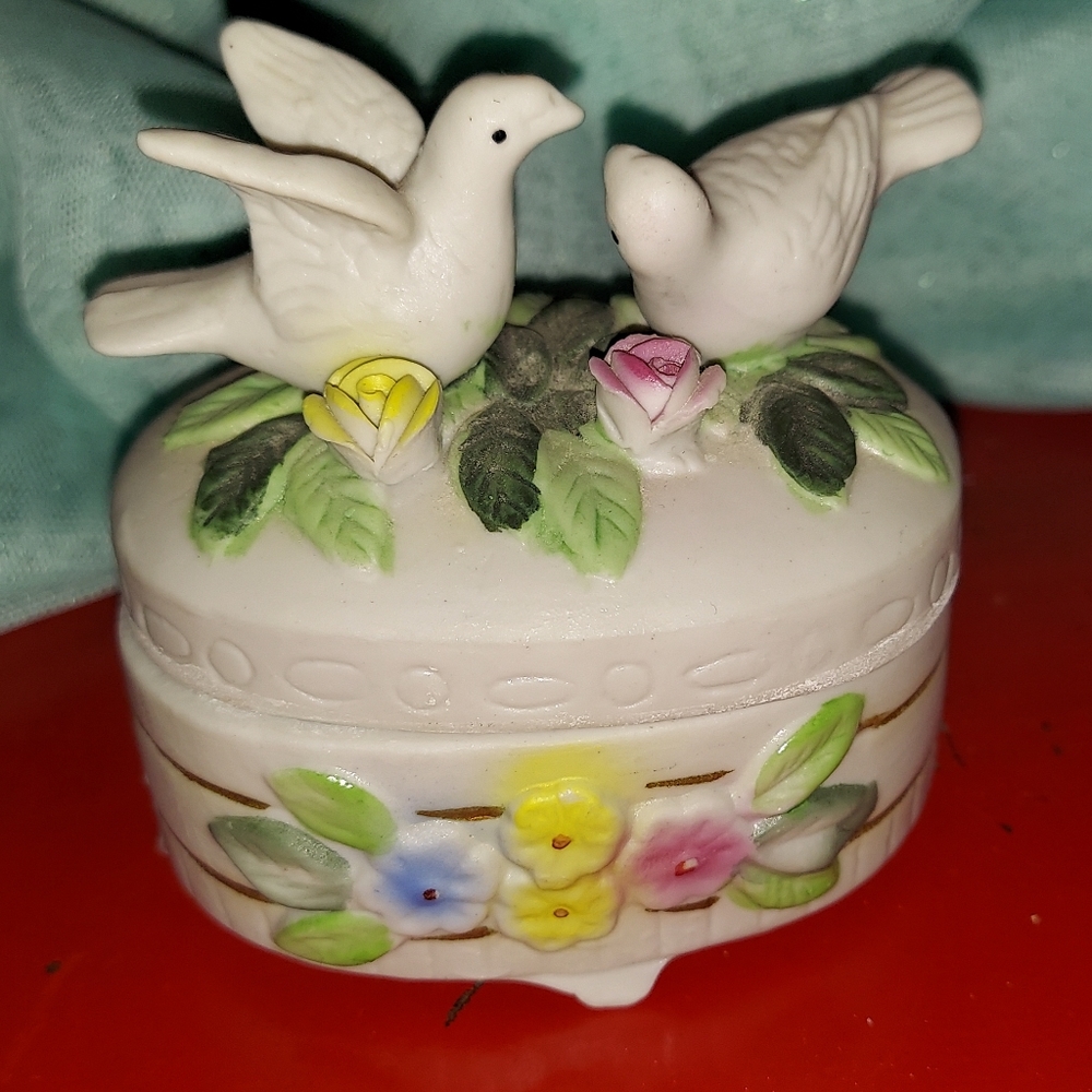 Vintage 2 Turtle Dove Trinket Box
